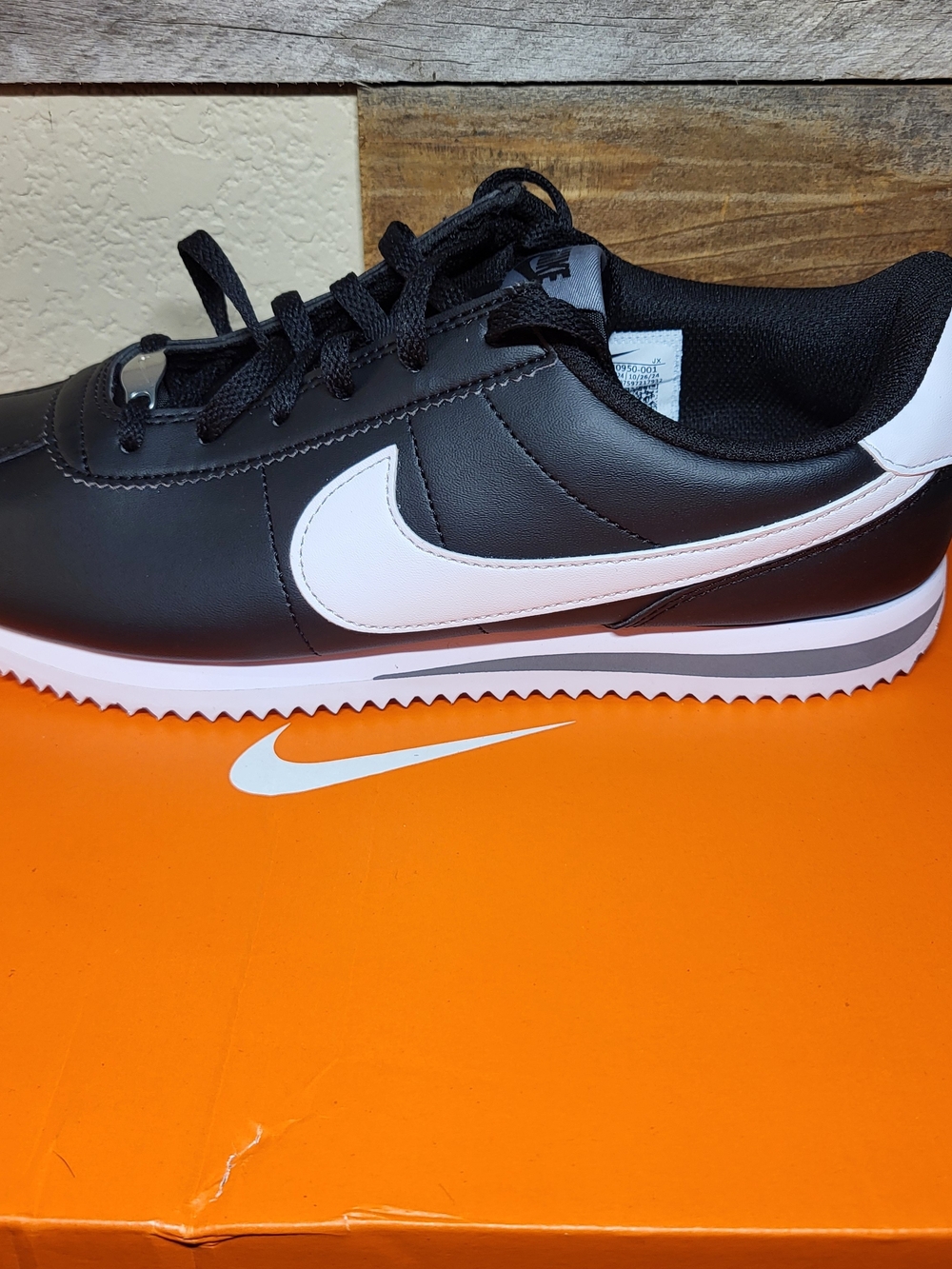 *NEW* Nike Cortez Basic SL Black/White Leather Shoes Size 6.5Y Women's 8